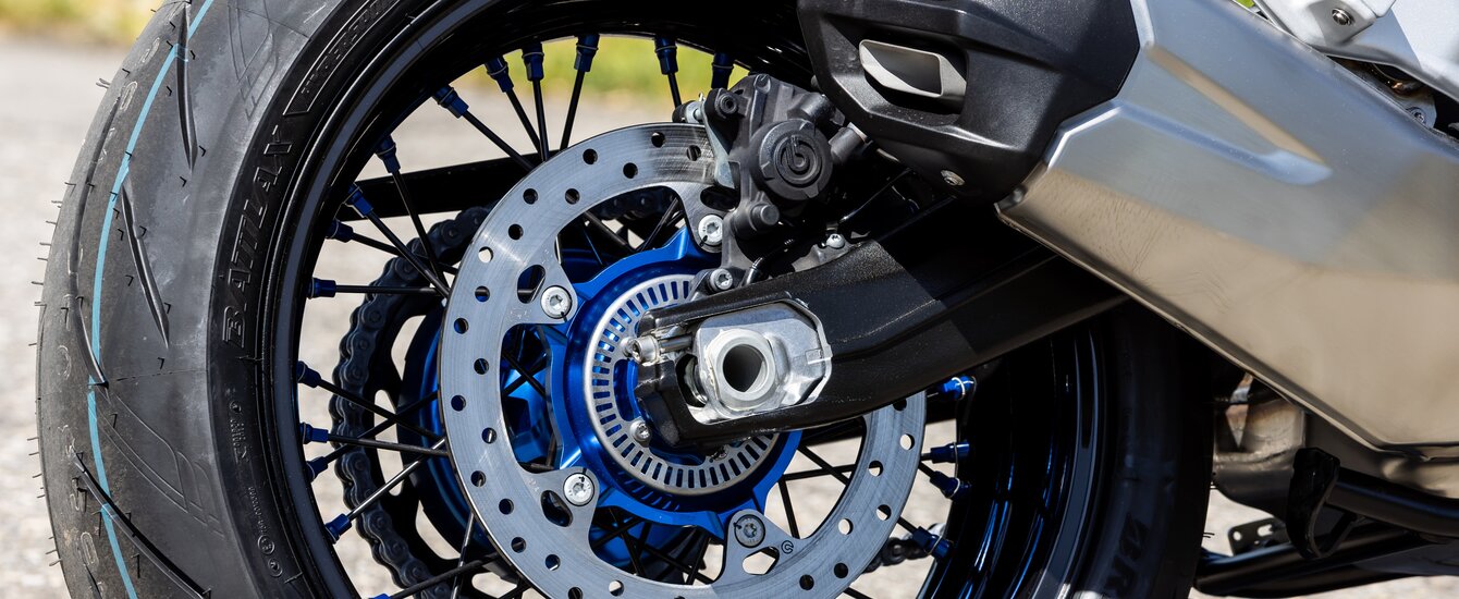 BMW Motorrad F 900 R Hinterradansicht Zoom auf das Rad und Bremscheibe | © Moto Mader AG