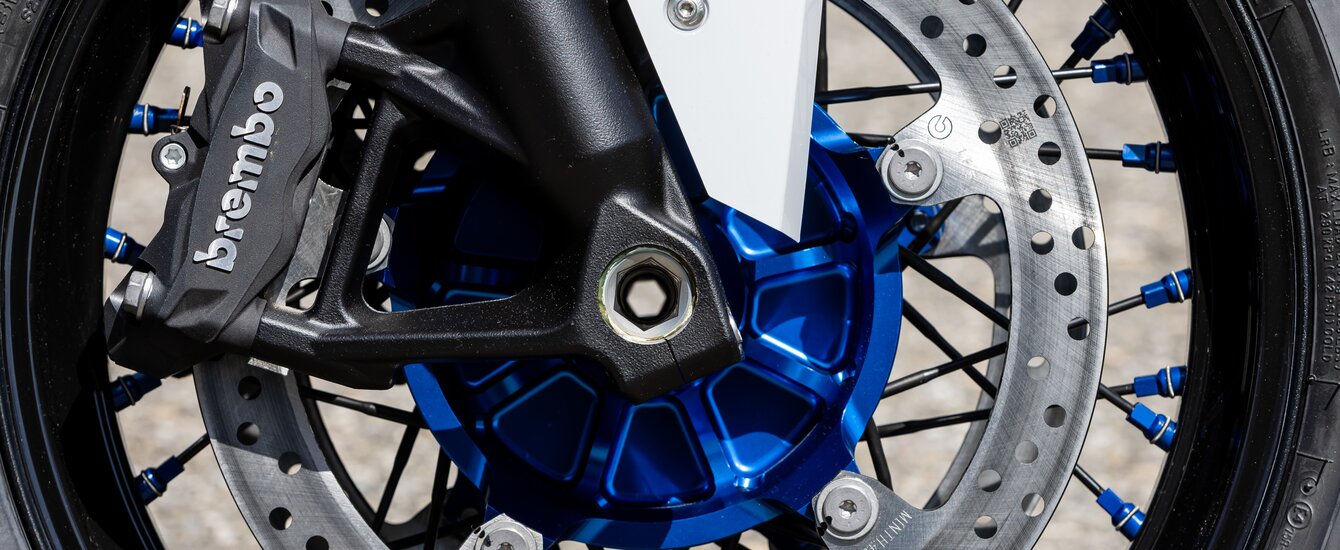 BMW Motorrad F 900 R Ansicht des Vorderrades man sieht die Bremsscheibe und Bremboteile | © Moto Mader AG