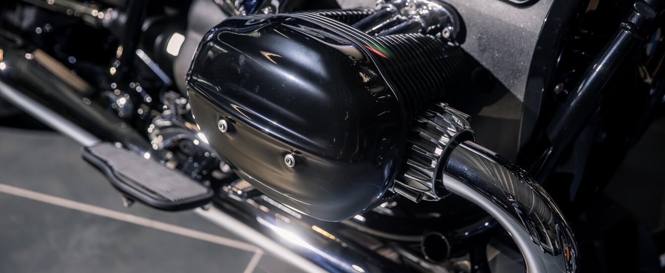 BMW Motorrad R 18 Ansicht Motor mit schwarzen Abdeckungen und chrom Auspuffrohr | © Moto Mader AG