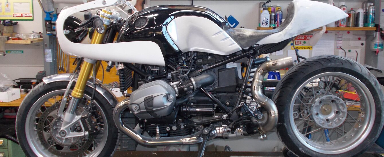 BMW Motorrad R nineT komplette Ansicht der linken Seite des Motorrads im Aufbaustadium  | © Moto Mader AG