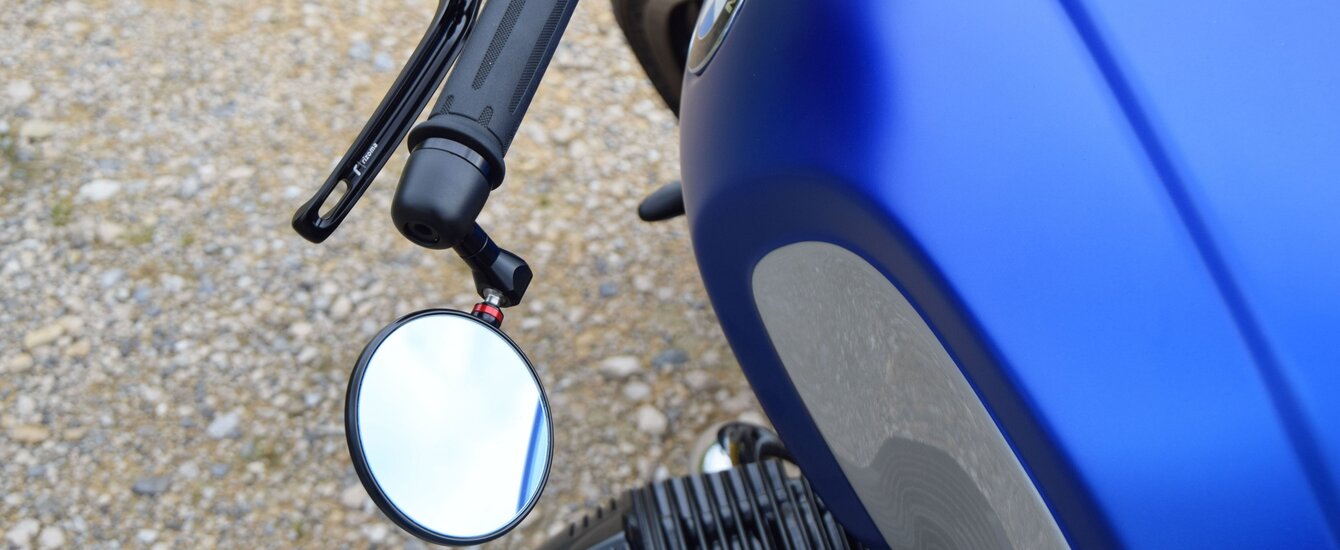 BMW Motorrad R nineT Ansicht auf den Lenkerendspiegel und Tank | © Moto Mader AG