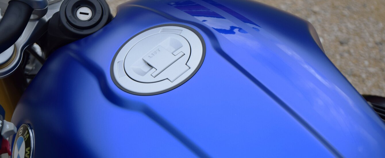 BMW Motorrad R nineT Ansicht auf den blauen Tank | © Moto Mader AG