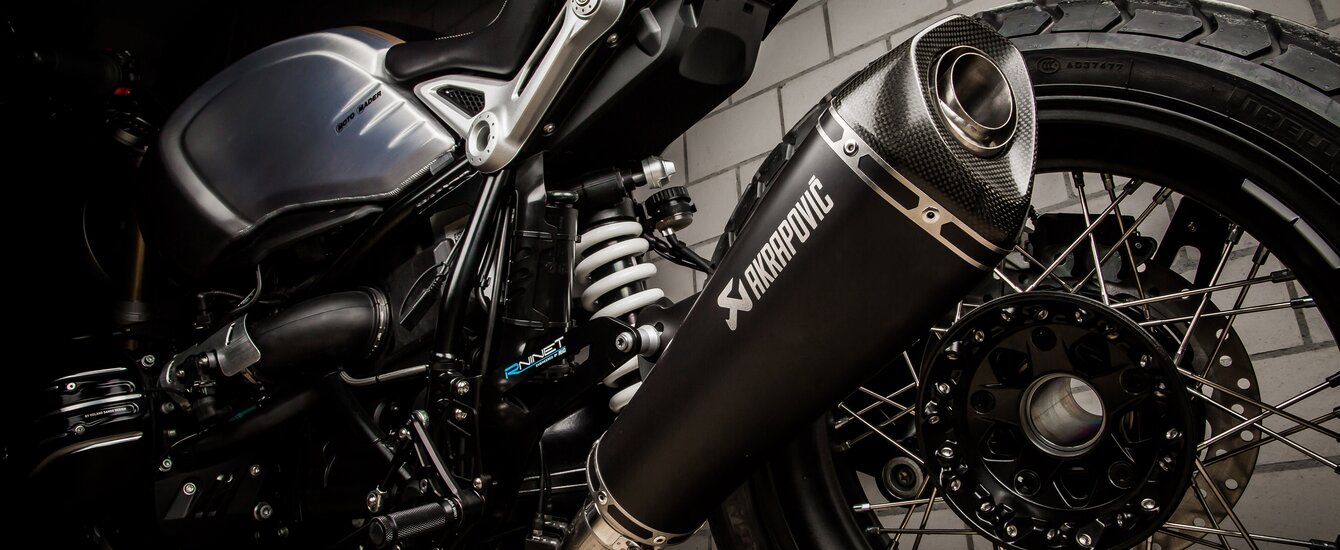 BMW Motorrad R nineT Ansicht auf Akrapovic Auspuff und Heck | © Moto Mader AG