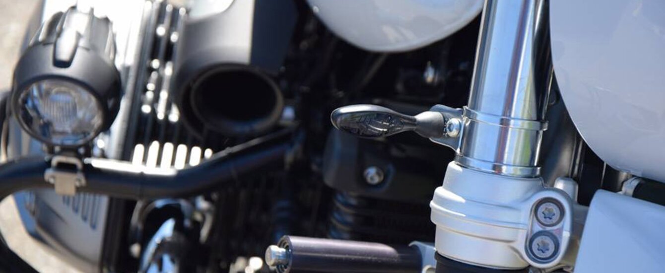 BMW Motorrad R nineT Fokus auf den Frontblinker | © Moto Mader AG