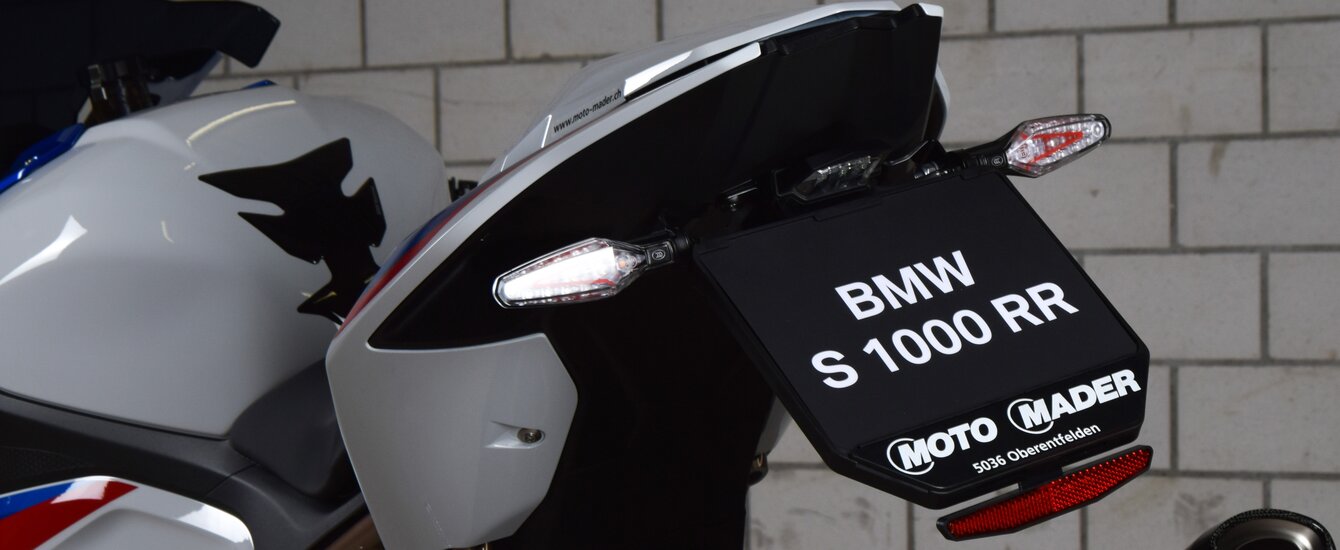 BMW Motorrad S 1000 RR Heckansicht mit Fokus auf die Blinker und den Nummernschildhalter | © Moto Mader AG