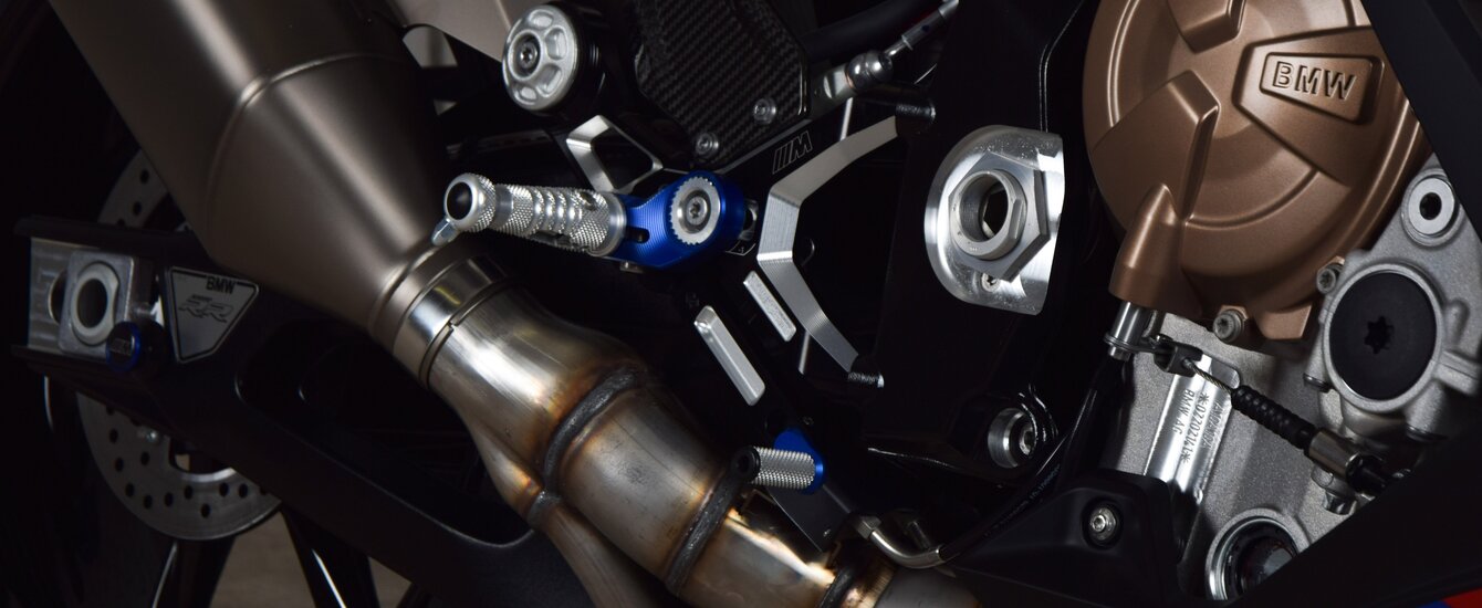 BMW Motorrad S 1000 RR Ansicht von rechts auf den Motor, die Fussraste und den Akrapovic Auspuff | © Moto Mader AG