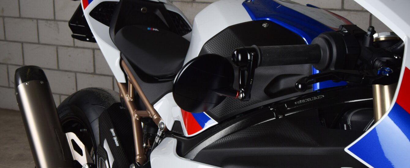 BMW Motorrad S 1000 RR mit Fokus auf den rechten Lenkerendspiegel | © Moto Mader AG