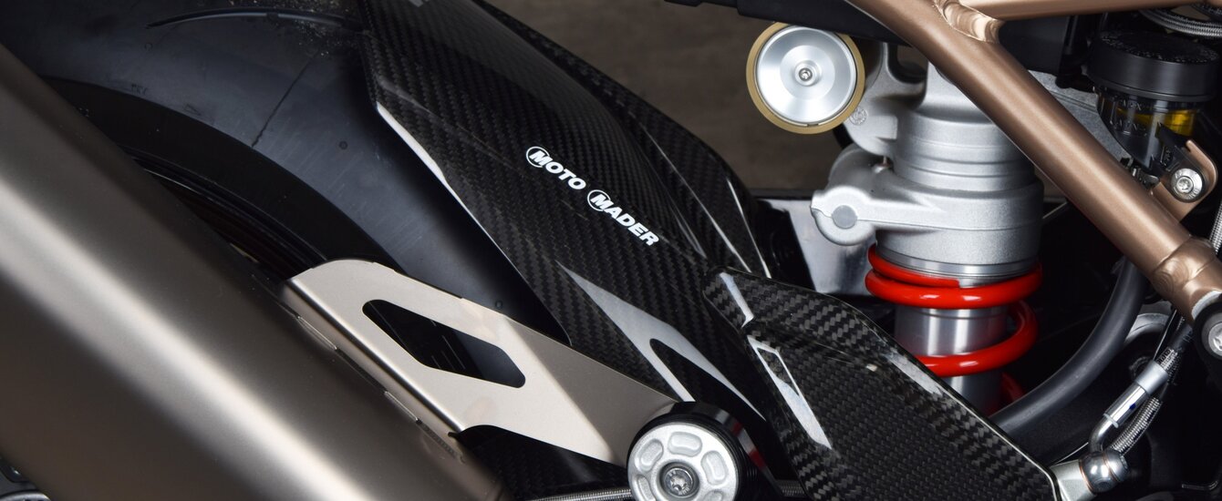 BMW Motorrad S 1000 RR Ansicht auf den hinteren Stossdämpfer und Carbon Abdeckung mit Moto Mader Beschriftung | © Moto Mader AG