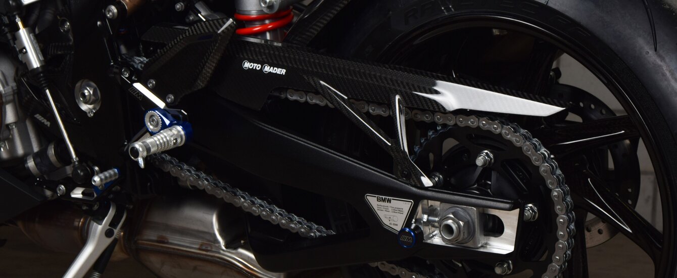 BMW Motorrad S 1000 RR rechte Fussraste und Carbon Kettenschutz mit Moto Mader Beschriftung | © Moto Mader AG