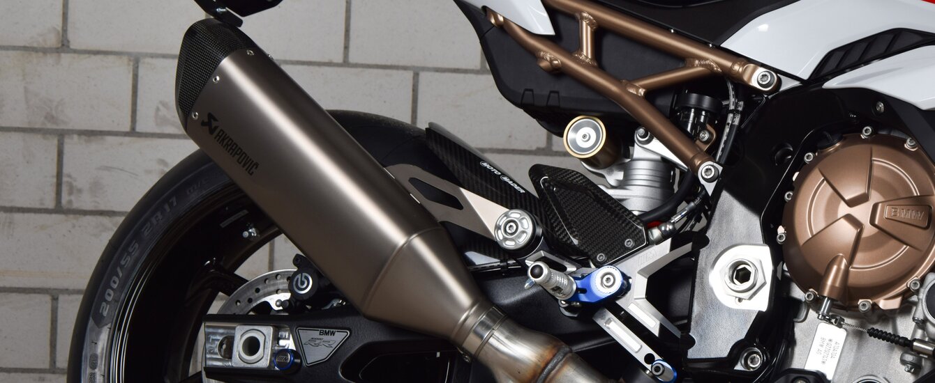 BMW Motorrad S 1000 RR Heckansicht Akrapovic Auspuff und hinterer Gitterrahmen sichtbar | © Moto Mader AG